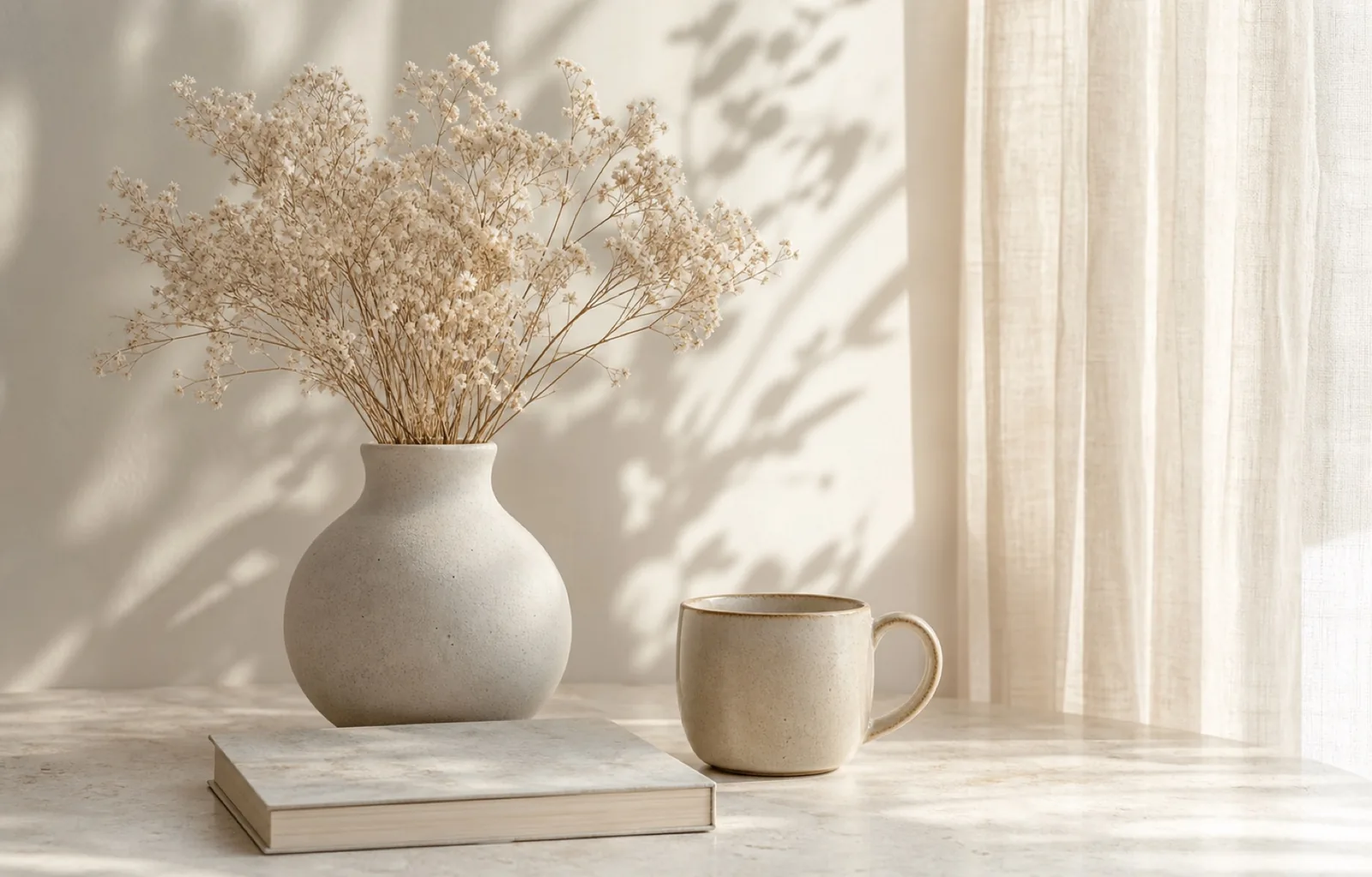 光の差し込む室内の花器